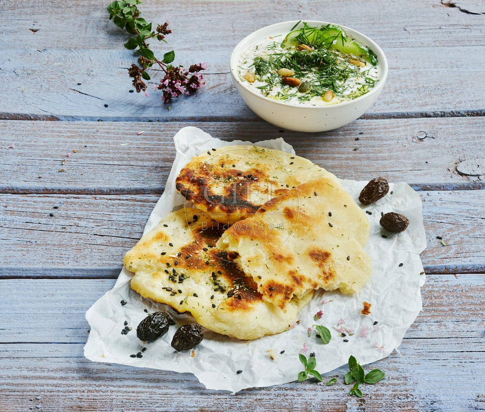 117352 Bazlama, fluffiges Fladenbrot mit Zaziki 