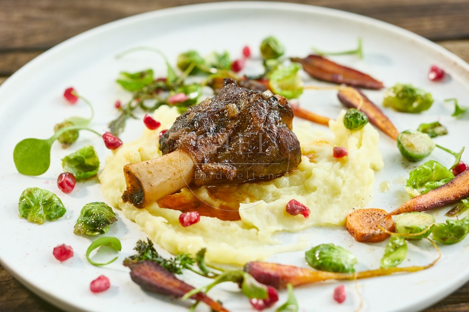 118141 Ziegenhäxle mit Sellerie-Kartoffelpüree und gebratenes Wintergemüse auf rustikalem Holz