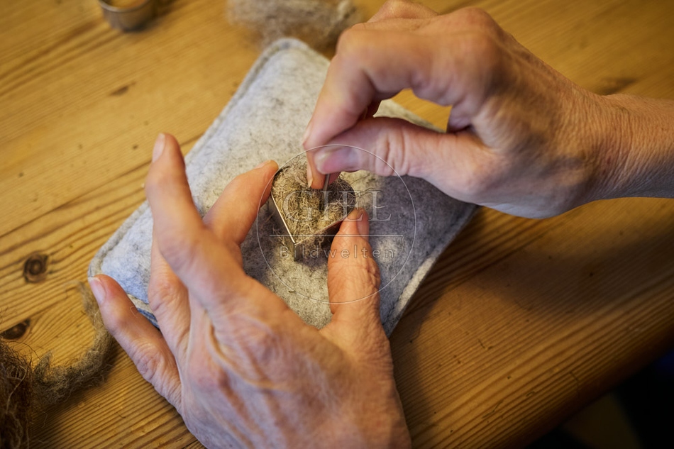118150 Nadelfilzen mit Wolle vom Herdwick-Schaf - Handwerk mit natürlichen Materialien