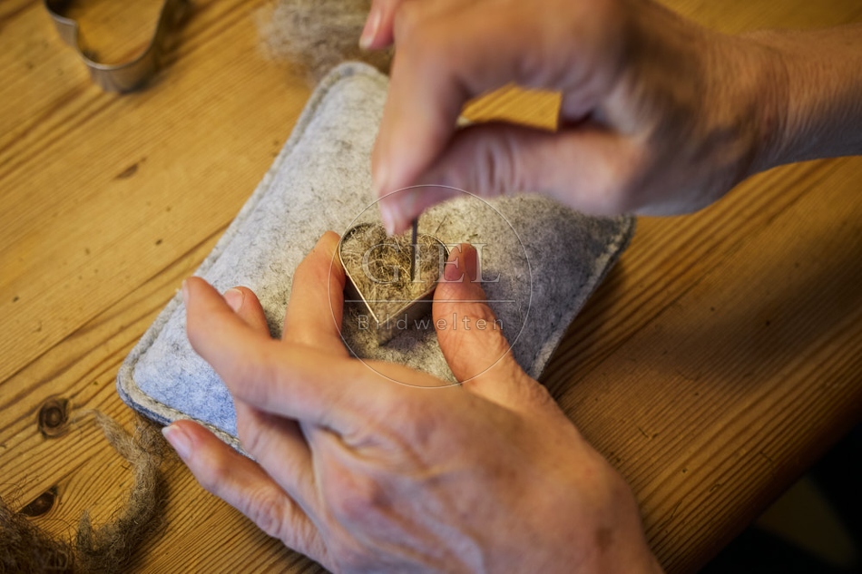 118151 Nadelfilzen mit Wolle vom Herdwick-Schaf - Handwerk mit natürlichen Materialien