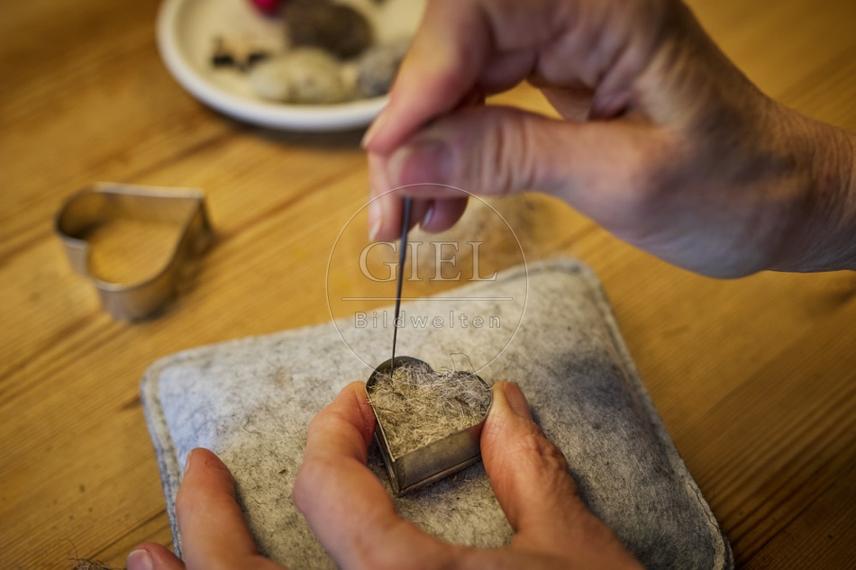 118154 Nadelfilzen mit Wolle vom Herdwick-Schaf - Handwerk mit natürlichen Materialien